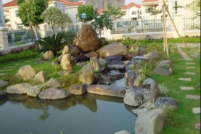别墅庭院景观里的水池，让自然与之更亲近
